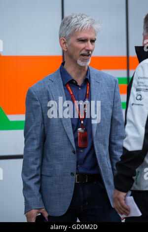 Silverstone im Vereinigten Königreich. 10. Juli 2016. Formel 1 British Grand Prix, Renntag. Ehemalige World Champion Damon Hill kommt auf dem Weg zu den Rennen © Action Plus Sport/Alamy Live News Stockfoto