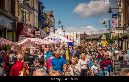 Pontefract, UK. 10. Juli 2016. Tausende von Menschen besuchten das Pontefract Lakritz-Festival im Zentrum Stadt um die Kultur und das Erbe der Marktgemeinde und Anbindung an Lakritze, in bestimmten Pontefract Kuchen zu feiern. Straßenkünstler und eine Vielzahl von Märkten Stände Lakritz-Themen-Restaurants angeboten. . Foto Bailey-Cooper Fotografie/Alamy Live-Nachrichten Stockfoto