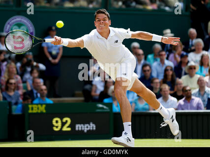 (160710)--LONDON, 10. Juli 2016 (Xinhua)--Milos Raonic von Kanada kehrt den Ball während der Herren Einzel Finale gegen Andy Murray von Großbritannien bei den Meisterschaften Wimbledon 2016 in London, Großbritannien, am 10. Juli 2016. (Xinhua / Ye Pingfan) (Wll) Stockfoto