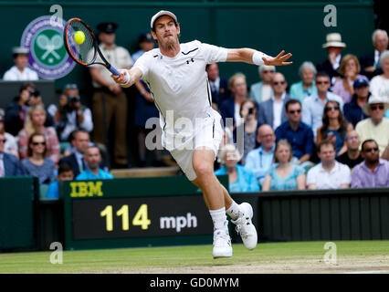 (160710)--LONDON, 10. Juli 2016 (Xinhua)--Andy Murray aus Großbritannien kehrt den Ball während der Herren Einzel Finale gegen Milos Raonic of Canada bei den Meisterschaften Wimbledon 2016 in London, Großbritannien, am 10. Juli 2016. (Xinhua / Ye Pingfan) (Wll) Stockfoto