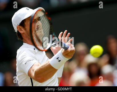 (160710)--LONDON, 10. Juli 2016 (Xinhua)--Andy Murray aus Großbritannien kehrt den Ball während der Herren Einzel Finale gegen Milos Raonic of Canada bei den Meisterschaften Wimbledon 2016 in London, Großbritannien, am 10. Juli 2016. (Xinhua / Ye Pingfan) (Wll) Stockfoto