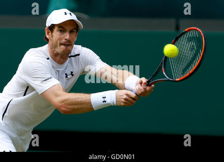 (160710)--LONDON, 10. Juli 2016 (Xinhua)--Andy Murray aus Großbritannien kehrt den Ball während der Herren Einzel Finale gegen Milos Raonic of Canada bei den Meisterschaften Wimbledon 2016 in London, Großbritannien, am 10. Juli 2016. (Xinhua / Ye Pingfan) (Wll) Stockfoto