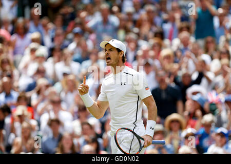 (160710)--LONDON, 10. Juli 2016 (Xinhua)--Andy Murray aus Großbritannien feiert während der Herren Einzel Finale gegen Milos Raonic of Canada bei den Meisterschaften Wimbledon 2016 in London, Großbritannien, am 10. Juli 2016. (Xinhua / Ye Pingfan) (Wll) Stockfoto