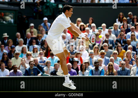 (160710)--LONDON, 10. Juli 2016 (Xinhua)--Milos Raonic von Kanada kehrt den Ball während der Herren Einzel Finale gegen Andy Murray von Großbritannien bei den Meisterschaften Wimbledon 2016 in London, Großbritannien, am 10. Juli 2016. (Xinhua / Ye Pingfan) (Wll) Stockfoto