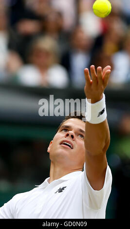 (160710)--LONDON, 10. Juli 2016 (Xinhua)--Milos Raonic Kanada dient während der Herren Einzel Finale gegen Andy Murray von Großbritannien bei den Meisterschaften Wimbledon 2016 in London, Großbritannien, am 10. Juli 2016. (Xinhua / Ye Pingfan) (Wll) Stockfoto