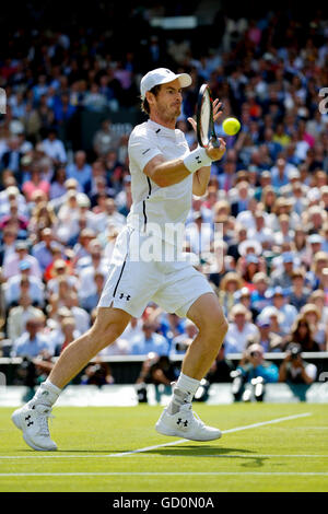 (160710)--LONDON, 10. Juli 2016 (Xinhua)--Andy Murray aus Großbritannien kehrt den Ball während der Herren Einzel Finale gegen Milos Raonic of Canada bei den Meisterschaften Wimbledon 2016 in London, Großbritannien, am 10. Juli 2016. (Xinhua / Ye Pingfan) (Wll) Stockfoto