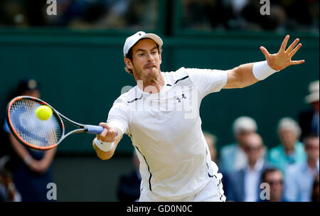 (160710)--LONDON, 10. Juli 2016 (Xinhua)--Andy Murray aus Großbritannien kehrt den Ball während der Herren Einzel Finale gegen Milos Raonic of Canada bei den Meisterschaften Wimbledon 2016 in London, Großbritannien, am 10. Juli 2016. (Xinhua / Ye Pingfan) (Wll) Stockfoto