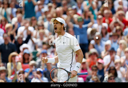 (160710)--LONDON, 10. Juli 2016 (Xinhua)--Andy Murray aus Großbritannien feiert während der Herren Einzel Finale gegen Milos Raonic of Canada bei den Meisterschaften Wimbledon 2016 in London, Großbritannien, am 10. Juli 2016. (Xinhua / Ye Pingfan) (Wll) Stockfoto