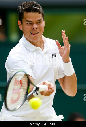 (160710)--LONDON, 10. Juli 2016 (Xinhua)--Milos Raonic von Kanada kehrt den Ball während der Herren Einzel Finale gegen Andy Murray von Großbritannien bei den Meisterschaften Wimbledon 2016 in London, Großbritannien, am 10. Juli 2016. (Xinhua / Ye Pingfan) (Wll) Stockfoto