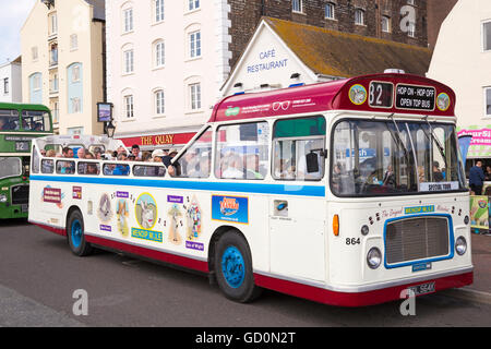 Poole, Dorset, UK. 10. Juli 2016. Hants & Dorset (mehr Bus) Jubiläum feiert im Stil zum 100. Geburtstag an Poole Quay mit Oldtimer Busfahrten, Displays und Familienunterhaltung. Bildnachweis: Carolyn Jenkins/Alamy Live-Nachrichten Stockfoto