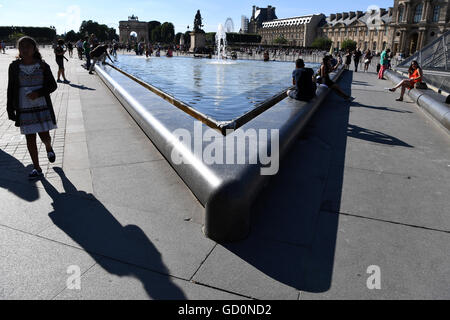 Paris, Frankreich. 9. Juli 2016. Der Louvre in Paris, Frankreich, 9. Juli 2016. Portugal konfrontiert Frankreich im Finale UEFA EURO 2016 Fußball am 10. Juli 2016. Foto: Federico Gambarini/Dpa/Alamy Live News Stockfoto