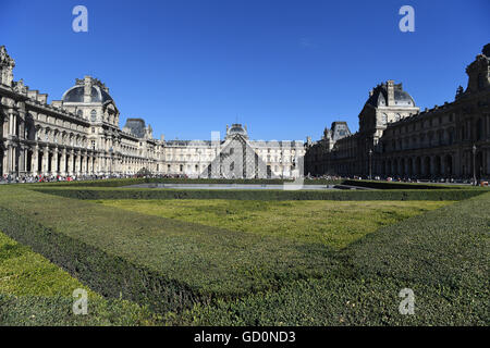 Paris, Frankreich. 9. Juli 2016. Der Louvre in Paris, Frankreich, 9. Juli 2016. Portugal konfrontiert Frankreich im Finale UEFA EURO 2016 Fußball am 10. Juli 2016. Foto: Federico Gambarini/Dpa/Alamy Live News Stockfoto