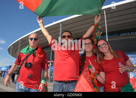 Stade de France, Paris, Frankreich. 10. Juli 2016. 2016 Fußball-Europameisterschaft, endgültig. Portugal gegen Frankreich. Portugiesische Fans bereit für das Spiel © Action Plus Sport/Alamy Live News Stockfoto