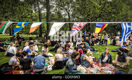 11. September 2015 - Familien aus ganz Großbritannien genossen ein Brexit Picknick organisiert durch "MoreInCommon'' im Green Park in London zu einem Gedankenaustausch in Gruppen darüber, was Sie als nächstes über am 23. Juni Stimmen für Großbritannien die EU verlassen. Die Organisatoren sagten, sie wollten zu einem Gedankenaustausch in entspannter Atmosphäre mit Familien statt bei einem Protest. © Gail Orenstein/ZUMA Draht/Alamy Live-Nachrichten Stockfoto