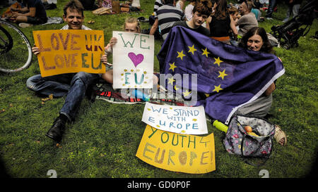 11. September 2015 - Familien aus ganz Großbritannien genossen ein Brexit Picknick organisiert durch "MoreInCommon'' im Green Park in London zu einem Gedankenaustausch in Gruppen darüber, was Sie als nächstes über am 23. Juni Stimmen für Großbritannien die EU verlassen. Die Organisatoren sagten, sie wollten zu einem Gedankenaustausch in entspannter Atmosphäre mit Familien statt bei einem Protest. © Gail Orenstein/ZUMA Draht/Alamy Live-Nachrichten Stockfoto