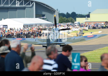 Spitfire, der an der Menge im IWM Duxford vorbeifährt. Die Flugschau Flying Legends Stockfoto