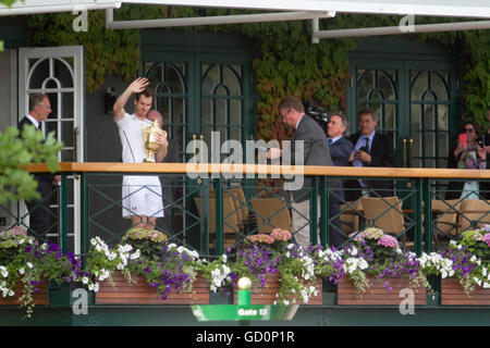 Wimbledon London, UK. 10. Juli 2016. Ein jubelnder Andy Murray feiert mit der Trophäe aus dem Centre Court Balkon nach dem Gewinn seines zweiten Wimbledon-Titels gegen Milos Raonic von Kanada Kredit: Amer Ghazzal/Alamy Live-Nachrichten Stockfoto