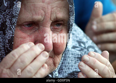 Potocari, Bosna ich Hercegovina. 10. Juli 2016. Frauen sieht man neben dem Sarg von ihren Verwandten zu beten. Während des Krieges 1992-95 8000 muslimische Männer und Jungen hingerichtet von bosnisch-serbischen Truppen über fünf Juli Tage. © Armin Durgut/ZUMA Draht/Alamy Live-Nachrichten Stockfoto