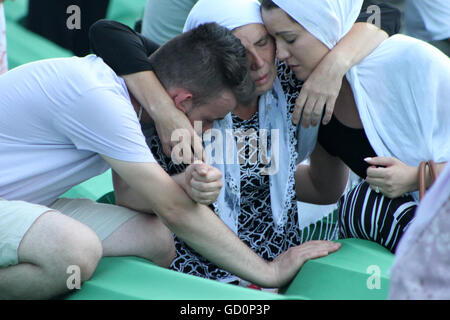 Potocari, Bosna ich Hercegovina. 10. Juli 2016. Menschen sind neben den Särgen ihrer Verwandten Weinen gesehen wie sie für die Masse Begräbniszeremonie in Potocari, in der Nähe von Srebrenica.During 1992-95 Krieg, 8.000 muslimische Männer bereiten und jungen durch hingerichtet bosnisch-serbische über fünf Juli Tage Truppen. © Armin Durgut/ZUMA Draht/Alamy Live-Nachrichten Stockfoto