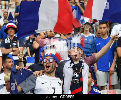 Paris, Frankreich. 10. Juli 2016. Fans von Frankreich jubeln vor der letzten Fußball-EM 2016-match zwischen Portugal und Frankreich in Paris, Frankreich, 10. Juli 2016. © Guo Yong/Xinhua/Alamy Live-Nachrichten Stockfoto