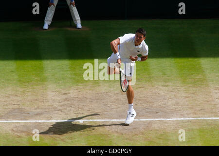 10.07.2016. all England Lawn-Tennis and Croquet Club, London, England. Wimbledon Tennis Championships Tag 14. Das Finale der Männer Singles zwischen Andy Murray (GBR) (2) und Milos Raonic (CAN) (6). Raonic servieren Stockfoto