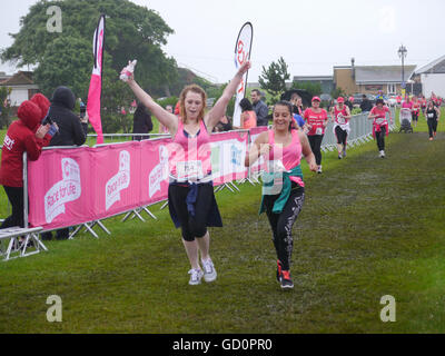 Portsmouth, Hampshire, UK. 10. Juli 2016. Eine Dame feiert das Rennen für das Leben. Das Rennen für das Leben ist ein Charity-Event, in dem Frauen eine 10 absolvieren, Km oder 5 Km laufen zugunsten der Krebs-Forschung. Bildnachweis: Simon Evans/Alamy Live News Stockfoto