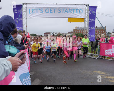 Portsmouth, Hampshire, UK. 10. Juli 2016. Läufer auf den Weg zu Beginn des 5km Rennen für das Leben. Das Rennen für das Leben ist ein Charity-Event, in dem Frauen und Kinder einen 10 absolvieren, Km oder 5 Km laufen zugunsten der Krebs-Forschung. Bildnachweis: Simon Evans/Alamy Live News Stockfoto