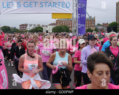 Portsmouth, Hampshire, UK. 10. Juli 2016. Läufer auf den Weg zu Beginn des 5km Rennen für das Leben. Das Rennen für das Leben ist ein Charity-Event, in dem Frauen und Kinder einen 10 absolvieren, Km oder 5 Km laufen zugunsten der Krebs-Forschung. Bildnachweis: Simon Evans/Alamy Live News Stockfoto