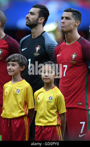 Saint-Denis, Frankreich. 10. Juli 2016. Neunjährige deutsche Escort-Kid steht Zoe Stehle vor Portugals Cristiano Ronaldo vor der UEFA EURO 2016 Fußball-Endspiel zwischen Portugal und Frankreich im Stade de France, Saint-Denis, Frankreich, 10. Juli 2016. Auf der linken Seite ist Portugals Torhüter Rui Patricio. Bildnachweis: Dpa picture Alliance/Alamy Live News Stockfoto