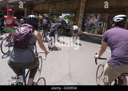 Chicago, Illinois, USA. 9. Juli 2016. Tour De Fett, ein Reisender Bier und Fahrrad fest mit Musik, live-Unterhaltung und Kuriositäten. Setzen Sie auf neue Belgien Brauerei aus Fort Collins, CO. Die Chicago-Veranstaltung sammelt Geld für West Stadt Fahrräder weiterhin zu fördern, Biken in Chicago. © Rick Majewski/ZUMA Draht/Alamy Live-Nachrichten Stockfoto