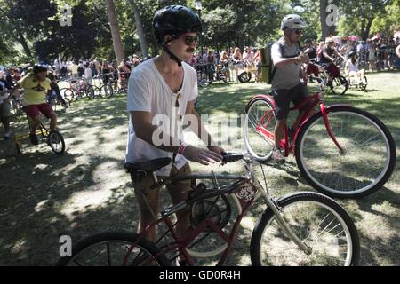 Chicago, Illinois, USA. 9. Juli 2016. Tour De Fett, ein Reisender Bier und Fahrrad fest mit Musik, live-Unterhaltung und Kuriositäten. Setzen Sie auf neue Belgien Brauerei aus Fort Collins, CO. Die Chicago-Veranstaltung sammelt Geld für West Stadt Fahrräder weiterhin zu fördern, Biken in Chicago. © Rick Majewski/ZUMA Draht/Alamy Live-Nachrichten Stockfoto