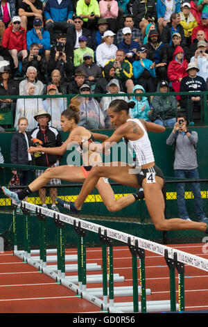 Eugene, USA. 8. Juli 2016. Sydney McLaughlin (Hüfte #6) und Terea Brown finish 1. und 2. bzw. qualifizieren für die Frauen 400 m Hürden Finale bei den 2016 USATF Olympic Trials in historischen Hayward Field in Eugene, Oregon, USA. Bildnachweis: Joshua Rainey/Alamy Live-Nachrichten. Stockfoto