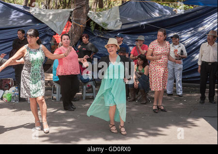 Mexico City, Mexiko. 9. Juli 2016. Danzón-Fans versammeln sich jeden Samstag um Kontakte zu knüpfen und Tanz in der Plaza Ciudadela, ein öffentlicher Park in der Innenstadt von Mexiko-Stadt. Derzeit, aufgrund von Protesten durch Streikende Lehrer aus verschiedenen mexikanischen Südstaaten, Park besetzt und seine Regel Freiflächen mit Zelte und planen abgedeckt. Trotz des Mangels an Raum üben Tänzer ihre Bewegungen in der Mitte einer Straße, die den Park als Lehrer und Passanten Uhr durchquert. Bildnachweis: Keith Dannemiller/Alamy Live-Nachrichten Stockfoto