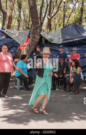 Mexico City, Mexiko. 9. Juli 2016. Danzón-Fans versammeln sich jeden Samstag um Kontakte zu knüpfen und Tanz in der Plaza Ciudadela, ein öffentlicher Park in der Innenstadt von Mexiko-Stadt. Derzeit, aufgrund von Protesten durch Streikende Lehrer aus verschiedenen mexikanischen Südstaaten, Park besetzt und seine Regel Freiflächen mit Zelte und planen abgedeckt. Trotz des Mangels an Raum üben Tänzer ihre Bewegungen in der Mitte einer Straße, die den Park als Lehrer und Passanten Uhr durchquert. Bildnachweis: Keith Dannemiller/Alamy Live-Nachrichten Stockfoto