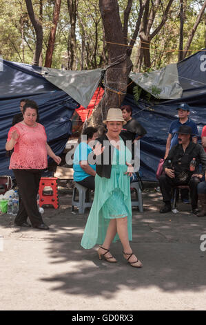 Mexico City, Mexiko. 9. Juli 2016. Danzón-Fans versammeln sich jeden Samstag um Kontakte zu knüpfen und Tanz in der Plaza Ciudadela, ein öffentlicher Park in der Innenstadt von Mexiko-Stadt. Derzeit, aufgrund von Protesten durch Streikende Lehrer aus verschiedenen mexikanischen Südstaaten, Park besetzt und seine Regel Freiflächen mit Zelte und planen abgedeckt. Trotz des Mangels an Raum üben Tänzer ihre Bewegungen in der Mitte einer Straße, die den Park als Lehrer und Passanten Uhr durchquert. Bildnachweis: Keith Dannemiller/Alamy Live-Nachrichten Stockfoto