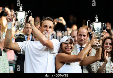 London, Großbritannien. 10. Juli 2016. Großbritanniens Heather Watson (R) und Finnlands Henri Kontinen halten Trophäen während der Preisverleihung für die Mixed-Doppel-Veranstaltung bei den Meisterschaften Wimbledon 2016 in London, Großbritannien, am 10. Juli 2016. Heather Watson und Henri Kontinen behauptete den Titel gegen Kolumbiens Robert Farah und Deutschlands Anna-Lena Grönefeld 2-0 in das Finale. Bildnachweis: Tang Shi/Xinhua/Alamy Live-Nachrichten Stockfoto