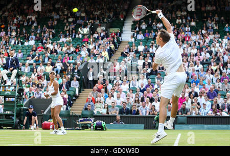 London, Großbritannien. 10. Juli 2016. Während die Mixed-Doppel Finale gegen Kolumbiens Robert Farah und Deutschlands Anna-Lena Grönefeld bei den Meisterschaften Wimbledon 2016 in London, Großbritannien, am 10. Juli 2016 konkurrieren Großbritanniens Heather Watson (L) und Finnlands Henri Kontinen. Heather Watson und Henri Kontinen gewann 2: 0. Bildnachweis: Tang Shi/Xinhua/Alamy Live-Nachrichten Stockfoto