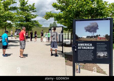 Shanksville, Pennsylvania, USA. 10. Juli 2016. Menschen besuchen das Flight 93 National Memorial. Am 11. September 2001 kam der Vereinigten Staaten unter Beschuss, als vier Verkehrsflugzeuge wurden entführt und benutzt, um Ziele auf dem Boden treffen. Aufgrund der Aktionen von den 40 Passagiere und Besatzungsmitglieder an Bord der United Airlines Flug 93 wurde der geplanten Angriff auf das US Capitol vereitelt. © Brian Cahn/ZUMA Draht/Alamy Live-Nachrichten Stockfoto