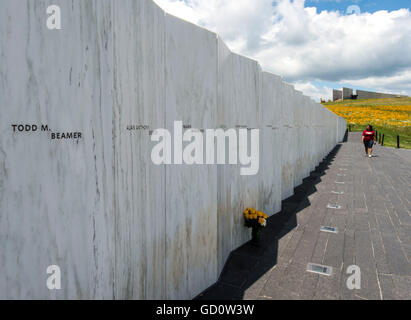 Shanksville, Pennsylvania, USA. 10. Juli 2016. Menschen besuchen das Flight 93 National Memorial. Am 11. September 2001 kam der Vereinigten Staaten unter Beschuss, als vier Verkehrsflugzeuge wurden entführt und benutzt, um Ziele auf dem Boden treffen. Aufgrund der Aktionen von den 40 Passagiere und Besatzungsmitglieder an Bord der United Airlines Flug 93 wurde der geplanten Angriff auf das US Capitol vereitelt. © Brian Cahn/ZUMA Draht/Alamy Live-Nachrichten Stockfoto