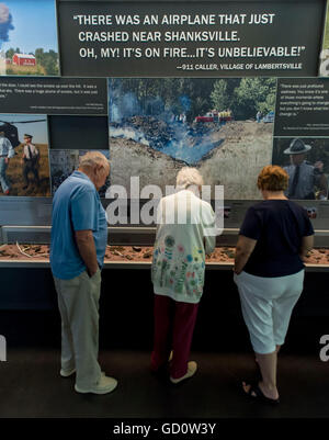 Shanksville, Pennsylvania, USA. 10. Juli 2016. Menschen besuchen das Flight 93 National Memorial. Am 11. September 2001 kam der Vereinigten Staaten unter Beschuss, als vier Verkehrsflugzeuge wurden entführt und benutzt, um Ziele auf dem Boden treffen. Aufgrund der Aktionen von den 40 Passagiere und Besatzungsmitglieder an Bord der United Airlines Flug 93 wurde der geplanten Angriff auf das US Capitol vereitelt. © Brian Cahn/ZUMA Draht/Alamy Live-Nachrichten Stockfoto