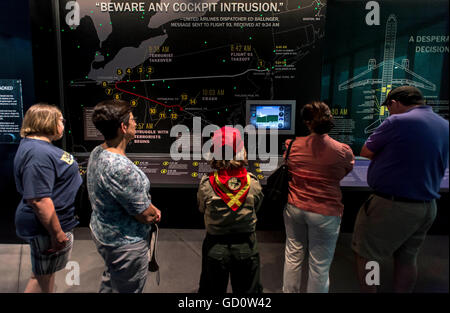 Shanksville, Pennsylvania, USA. 10. Juli 2016. Menschen besuchen das Flight 93 National Memorial. Am 11. September 2001 kam der Vereinigten Staaten unter Beschuss, als vier Verkehrsflugzeuge wurden entführt und benutzt, um Ziele auf dem Boden treffen. Aufgrund der Aktionen von den 40 Passagiere und Besatzungsmitglieder an Bord der United Airlines Flug 93 wurde der geplanten Angriff auf das US Capitol vereitelt. © Brian Cahn/ZUMA Draht/Alamy Live-Nachrichten Stockfoto