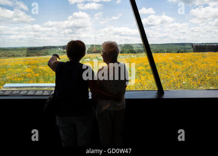 Shanksville, Pennsylvania, USA. 10. Juli 2016. Menschen besuchen das Flight 93 National Memorial. Am 11. September 2001 kam der Vereinigten Staaten unter Beschuss, als vier Verkehrsflugzeuge wurden entführt und benutzt, um Ziele auf dem Boden treffen. Aufgrund der Aktionen von den 40 Passagiere und Besatzungsmitglieder an Bord der United Airlines Flug 93 wurde der geplanten Angriff auf das US Capitol vereitelt. © Brian Cahn/ZUMA Draht/Alamy Live-Nachrichten Stockfoto