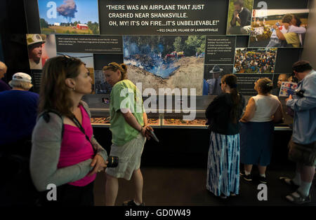 Shanksville, Pennsylvania, USA. 10. Juli 2016. Menschen besuchen das Flight 93 National Memorial. Am 11. September 2001 kam der Vereinigten Staaten unter Beschuss, als vier Verkehrsflugzeuge wurden entführt und benutzt, um Ziele auf dem Boden treffen. Aufgrund der Aktionen von den 40 Passagiere und Besatzungsmitglieder an Bord der United Airlines Flug 93 wurde der geplanten Angriff auf das US Capitol vereitelt. © Brian Cahn/ZUMA Draht/Alamy Live-Nachrichten Stockfoto