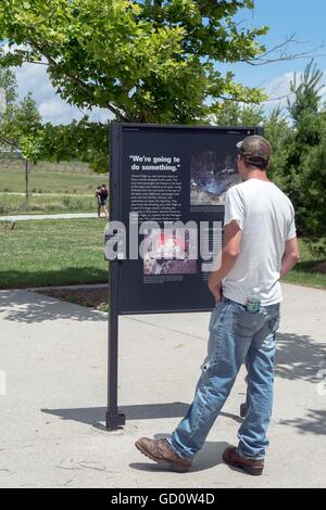 Shanksville, Pennsylvania, USA. 10. Juli 2016. Menschen besuchen das Flight 93 National Memorial. Am 11. September 2001 kam der Vereinigten Staaten unter Beschuss, als vier Verkehrsflugzeuge wurden entführt und benutzt, um Ziele auf dem Boden treffen. Aufgrund der Aktionen von den 40 Passagiere und Besatzungsmitglieder an Bord der United Airlines Flug 93 wurde der geplanten Angriff auf das US Capitol vereitelt. © Brian Cahn/ZUMA Draht/Alamy Live-Nachrichten Stockfoto