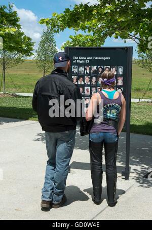 Shanksville, Pennsylvania, USA. 10. Juli 2016. Menschen besuchen das Flight 93 National Memorial. Am 11. September 2001 kam der Vereinigten Staaten unter Beschuss, als vier Verkehrsflugzeuge wurden entführt und benutzt, um Ziele auf dem Boden treffen. Aufgrund der Aktionen von den 40 Passagiere und Besatzungsmitglieder an Bord der United Airlines Flug 93 wurde der geplanten Angriff auf das US Capitol vereitelt. © Brian Cahn/ZUMA Draht/Alamy Live-Nachrichten Stockfoto