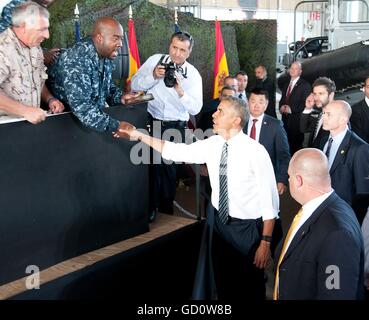 Rota, Spanien. 10. Juli 2016. US-Präsident Barack Obama schüttelt Hände mit einem US-Seemann nach einem Gespräch mit Familien und Angehörige bei einem Besuch in der Naval Station Rota 10. Juli 2016 in Rota, Spanien. Bildnachweis: Planetpix/Alamy Live-Nachrichten Stockfoto