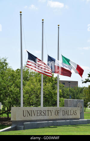 Dallas, Texas, USA. 10. Juli 2016. Geschäfte und Schulen zeigen Unterstützung für die gefallenen Dallas Polizisten durch Senkung ihrer Flagge um die Hälfte Mitarbeiter. Bildnachweis: Hum Bilder/Alamy Live-Nachrichten Stockfoto