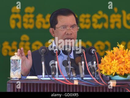 Phnom Penh, Kambodscha. 11. Juli 2016. Kambodschanische Premierminister Samdech Techo Hun Sen spricht bei der Einweihung der Räumlichkeiten am Hauptsitz der nationalen Militärpolizei in Phnom Penh, Kambodscha, 11. Juli 2016. Hun Sen am Montag ordneten die Behörden eine umfassende Untersuchung der Ermordung eines prominenten politischer Analyst zu starten. © Sovannara/Xinhua/Alamy Live-Nachrichten Stockfoto