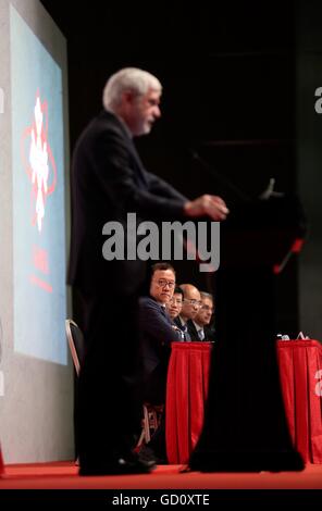 (160711)--Peking, 11. Juli 2016 (Xinhua)--Wu Ji (C), Direktor des National Space Science Center unter chinesischen Akademie der Wissenschaften, Uhren, ehemaliger Präsident des Institute of Electrical und Electronics Engineers (IEEE) Howard Michel bei einer Rede auf der internationalen Geoscience und Remote Sensing Symposium (IGARSS) in Peking, China, 11. Juli 2016 statt. Mit dem Thema "Förderung der Verständnis von Our Living Planet", die IGARSS 2016 in Peking lud mehr als 1.800 Gelehrte aus 65 Ländern und Regionen.  (Xinhua/Jin Liwang) (Zhs) Stockfoto