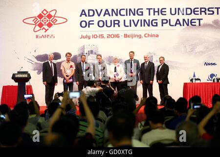 (160711)--Peking, 11. Juli 2016 (Xinhua)--Gewinner 2016 Institute of Electrical and Electronics Engineers (IEEE) Fellow Award posieren für ein Gruppenfoto auf der International Geoscience und Remote Sensing Symposium (IGARSS) in Peking, China, 11. Juli 2016 statt. Mit dem Thema "Förderung der Verständnis von Our Living Planet", die IGARSS 2016 in Peking lud mehr als 1.800 Gelehrte aus 65 Ländern und Regionen.  (Xinhua/Jin Liwang) (Zhs) Stockfoto